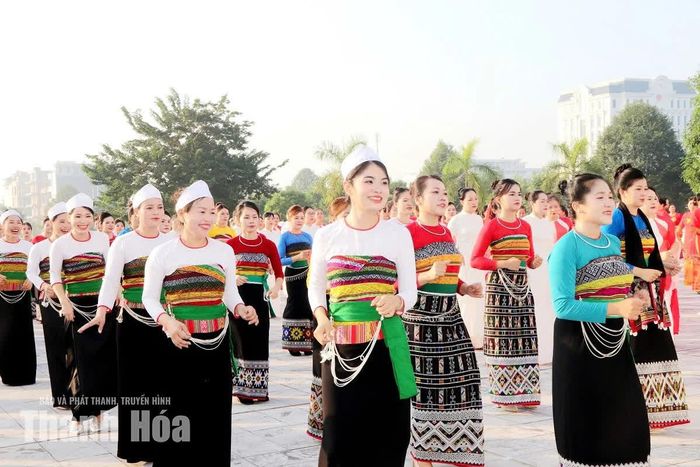 Các tiết mục đồng diễn sôi động.