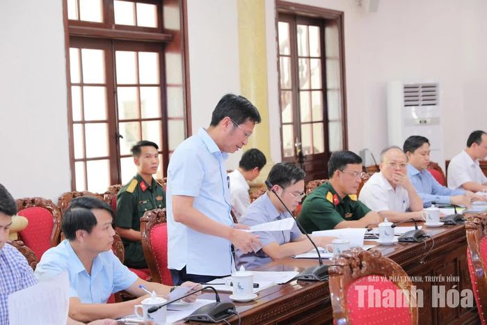 Lãnh đạo Ban Quản lý Khu Kinh tế Nghi Sơn và các khu công nghiệp trình bày tờ trình.