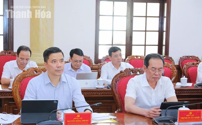 Phó Bí thư Thường trực Tỉnh ủy Nguyễn Hồng Phong và Phó Bí thư Tỉnh ủy Trịnh Tuấn Sinh dự hội nghị.