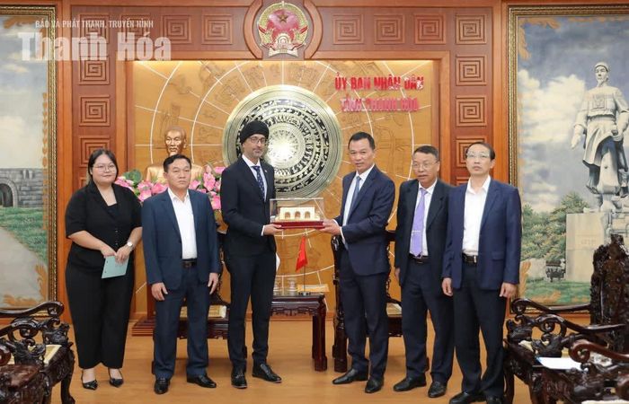 Chủ tịch UBND tỉnh Tô Anh Dũng tặng quà lưu niệm cho ngài Rajpal Singh, Đại sứ Đặc mệnh toàn quyền Singapore tại Việt Nam.