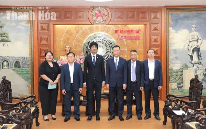 Các đại biểu tham dự buổi tiếp chụp ảnh lưu niệm.