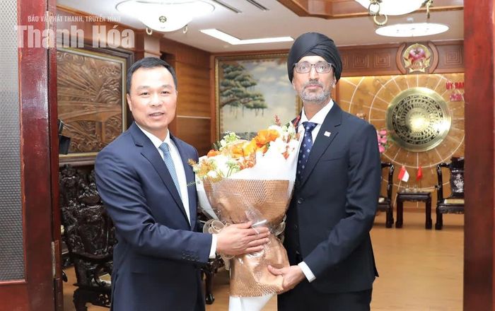 Chủ tịch UBND tỉnh Tô Anh Dũng tặng hoa chúc mừng ngài Đại sứ Rajpal Singh đến thăm, làm việc tại Thanh Hóa.