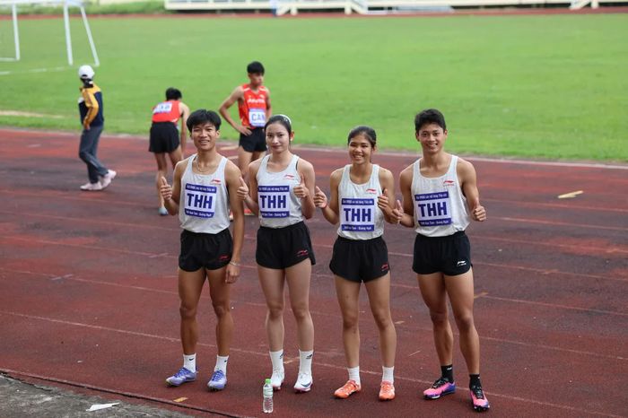 Đội hình tiếp sức hỗn hợp 4x400m phá kỷ lục quốc gia U20 tại giải điền kinh tiếp sức quốc gia.