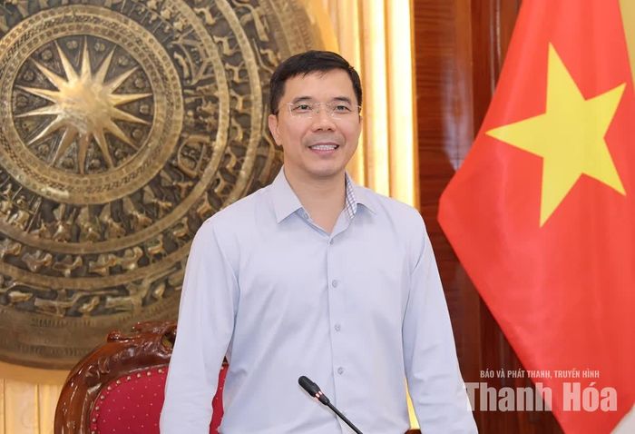 Phó Bí thư Thường trực Tỉnh ủy, Chủ tịch HĐND tỉnh Nguyễn Hồng Phong phát biểu tại phiên họp.
