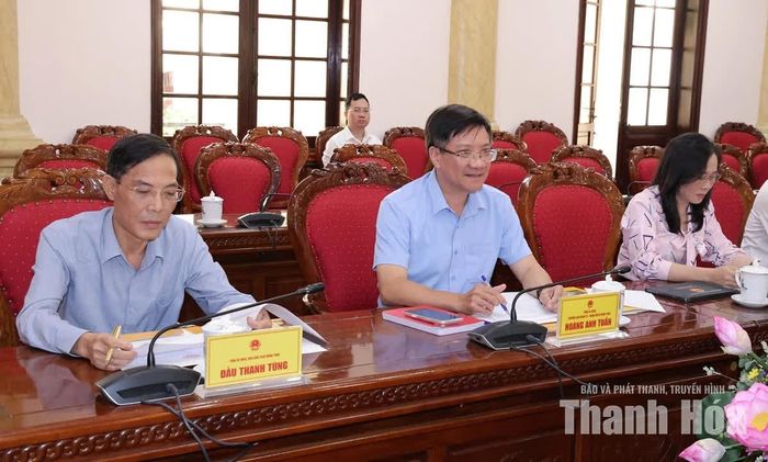 Các đại biểu dự phiên họp.