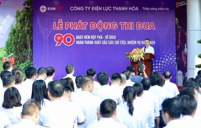 Ông Hoàng Hải, Bí thư Đảng ủy, Giám đốc Công ty Điện lực Thanh Hóa phát biểu tại lễ phát động đợt cao điểm “90 ngày đêm - Đột phá - Về đích”.
