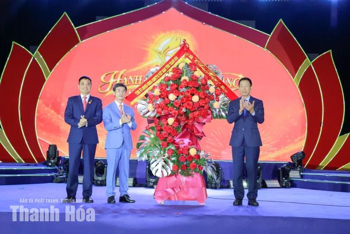 Phó Chủ tịch UBND tỉnh Lê Quang Hùng tặng hoa chúc mừng công ty.