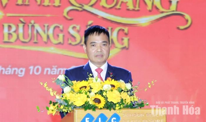 Lãnh đạo Công ty TNHH MTV Thuốc lá Thanh Hóa báo cáo tại buổi lễ.