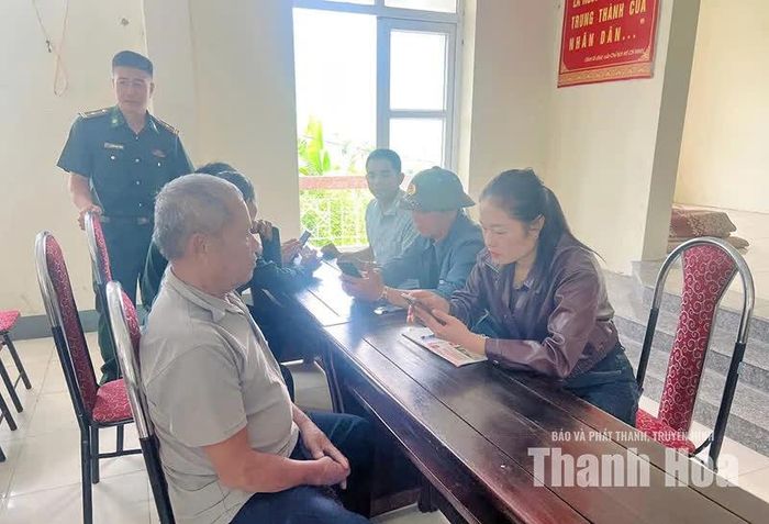 Cô đỡ Phạm Thị Lưu, thôn Tén Tằn, xã Mường Lát hỗ trợ người dân cài đặt sổ sức điện tử trên VNeID.