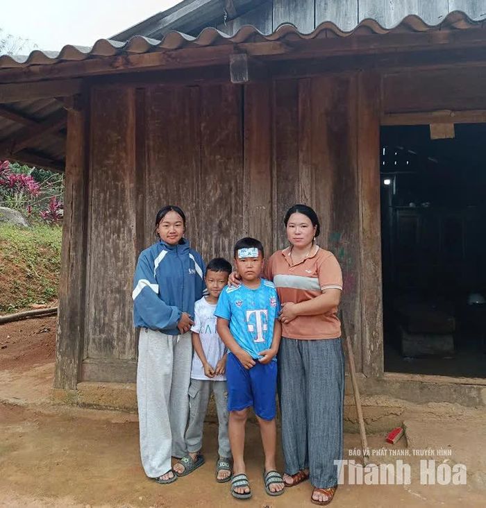 Cô đỡ bản Ché Lầu Lâu Thị Dính (bên trái) thăm gia đình chị Hơ Thị Xó từng được cô hỗ trợ sinh con đầu lòng vào năm 2017.
