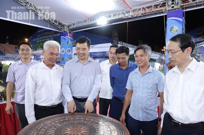 Phó Bí thư Thường trực Tỉnh ủy Nguyễn Hồng Phong tham quan gian hàng tại hội chợ.