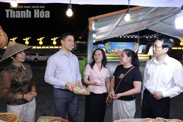 Phó Bí thư Thường trực Tỉnh ủy Nguyễn Hồng Phong tham quan gian hàng tại hội chợ.