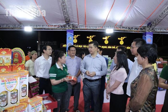 Phó Bí thư Thường trực Tỉnh ủy Nguyễn Hồng Phong tham quan gian hàng tại hội chợ.