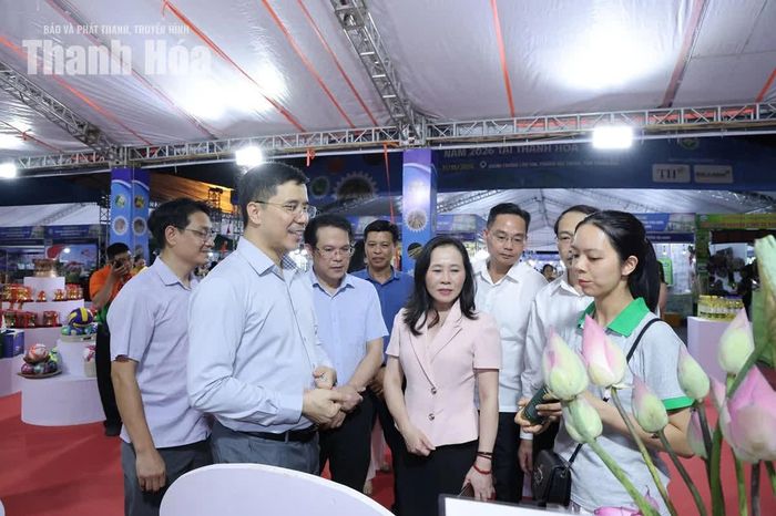 Phó Bí thư Thường trực Tỉnh ủy tham quan gian hàng tại hội chợ.