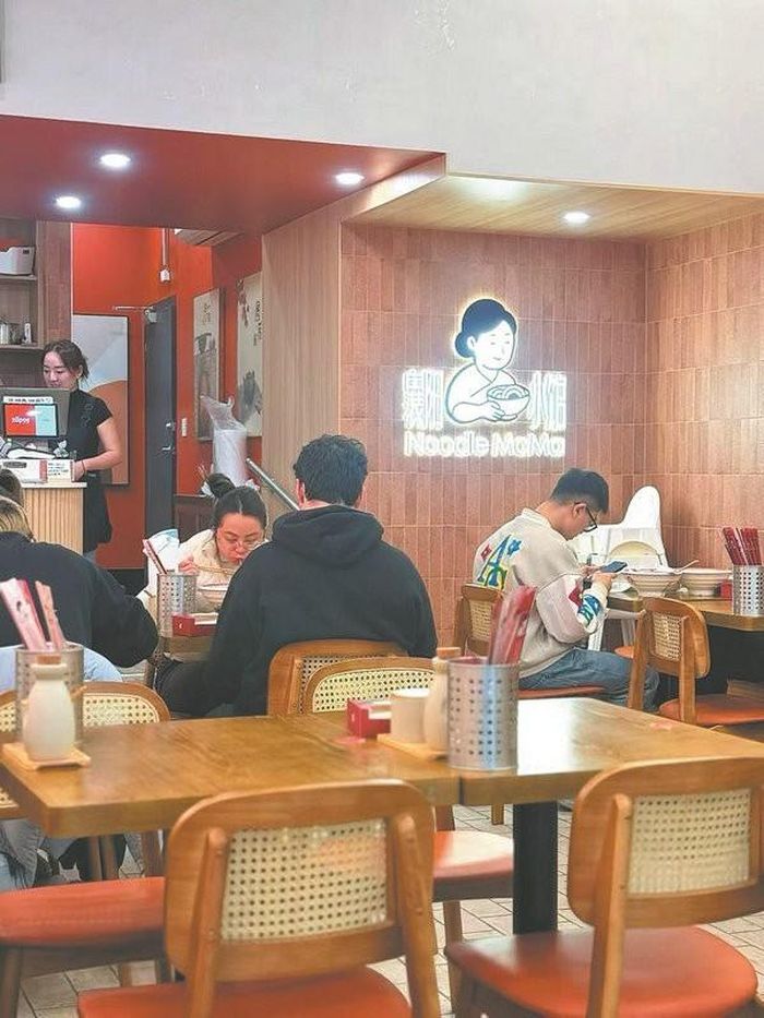 Khách hàng dùng bữa tại Noodle MaMa, nhà hàng chuyên phục vụ mì bò Tương Dương, ở Melbourne, Australia. Nguồn: China Daily.