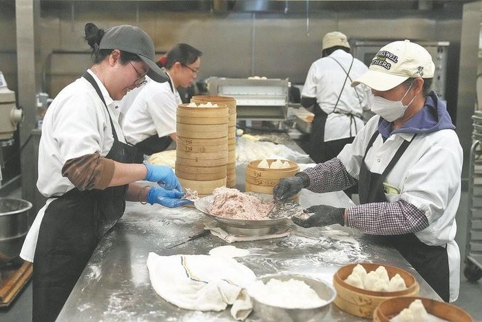 Các đầu bếp chế biến bánh bao trong bếp của nhà hàng và quán bar China Live tại San Francisco. Nguồn: China Daily.