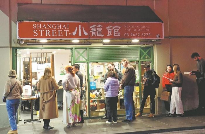 Thực khách xếp hàng bên ngoài một nhà hàng bánh bao Trung Quốc tại Melbourne. Ảnh: Bo Wenwen/China News Service
