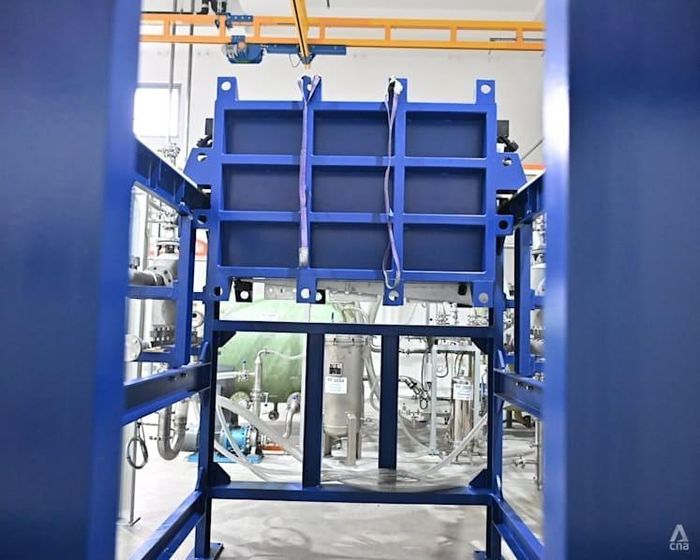Thiết bị điện phân sử dụng điện và màng ngăn để tách lithium khỏi vật liệu pin được đưa vào xử lý. Ảnh: CNA/Raydza Rahman