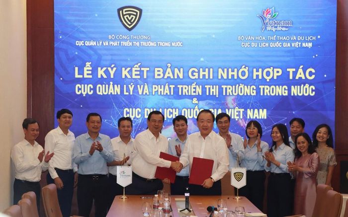 Ông Trần Hữu Linh và ông Nguyễn Trùng Khánh đại diện hai cơ quan ký kết Bản ghi nhớ hợp tác - Ảnh: Cục Quản lý và Phát triển thị trường trong nước.