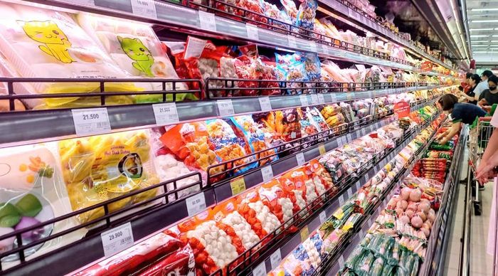 Thực phẩm đóng gói được bày bán tại siêu thị. Ảnh: Thu Hằng.