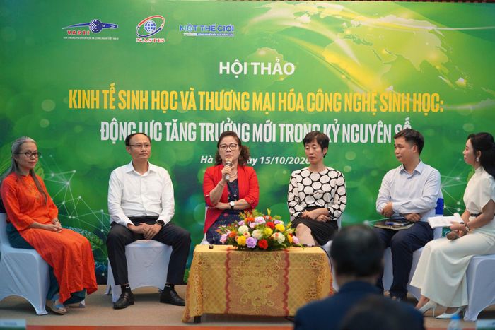ThS. Lê Thị Khánh Vân, Phó Chủ tịch Hội Thông tin KH&CN Việt Nam (VASTI), chia sẻ tại phiên thảo luận. Ảnh: Hà Tuấn