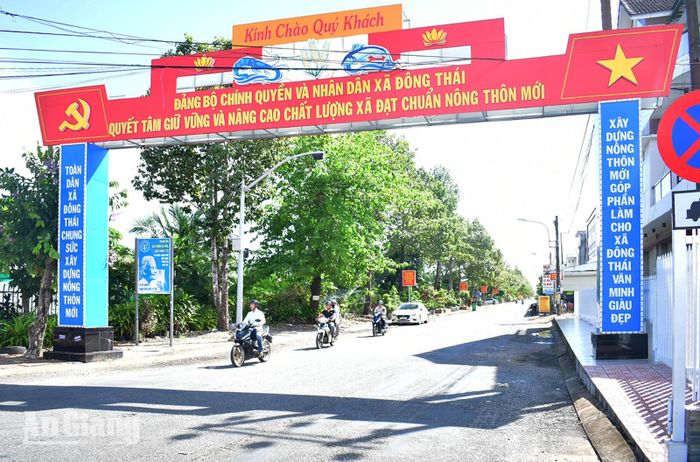 Đường dẫn vào trung tâm hành chính xã Đông Thái.