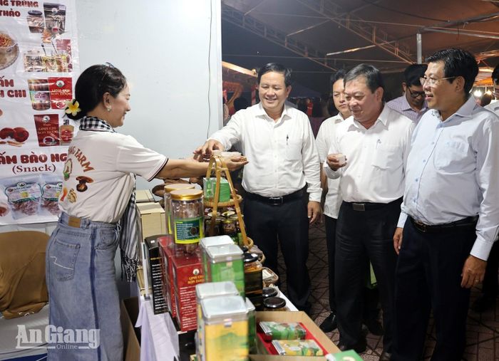 Đại biểu tham quan các gian hàng tại hội chợ.