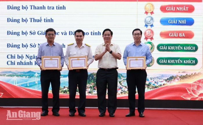 Chủ tịch UBND tỉnh An Giang Hồ Văn Mừng trao giải cho các tập thể tại cuộc thi tìm hiểu văn kiện Đại hội XIV của Đảng và Đại hội Đảng bộ tỉnh lần thứ I, nhiệm kỳ 2025 - 2030.
