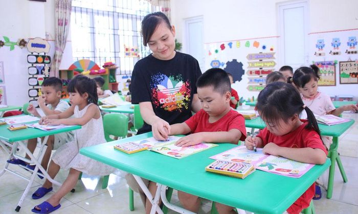 Cô và trò Trường Mầm non Yên Phong số 3 trong giờ học.