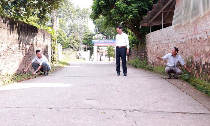  Cán bộ tổ dân phố Phương Sơn, phường Lục Nam phối hợp với người dân khảo sát tuyến đường cần mở rộng vào cổng Trường Tiểu học Phương Sơn. 