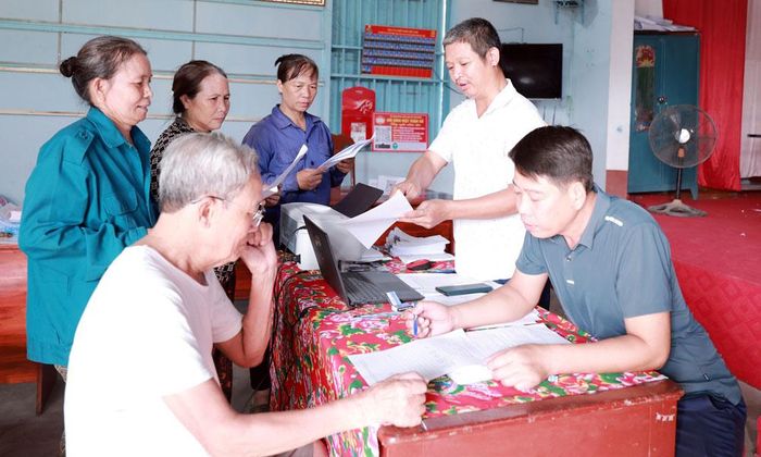  Cán bộ, đảng viên Chi bộ thôn Tân Xuyên, xã Tân Dĩnh hướng dẫn người dân kê khai thông tin điều tra mức sống. 