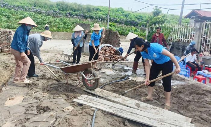  Cán bộ, hội viên phụ nữ xã Cao Đức hỗ trợ ngày công lao động giúp hội viên phụ nữ xây dựng "Mái ấm tình thương". 