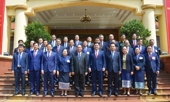  Đoàn đại biểu cấp cao Đảng Nhân dân Cách mạng Lào cùng các đồng chí lãnh đạo thành phố Bắc Ninh và đại biểu chụp ảnh lưu niệm.  
