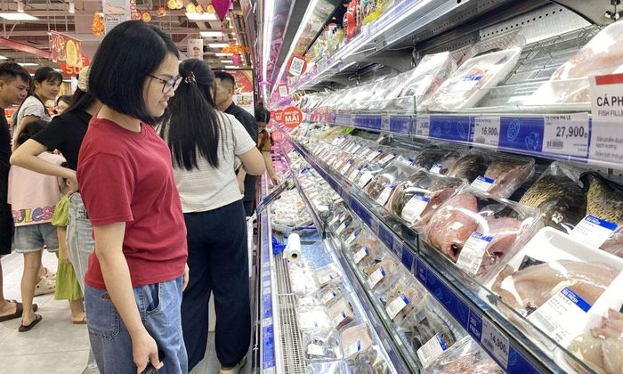  Khách hàng chọn mua sản phẩm tại siêu thị Go! Bắc Giang. 
