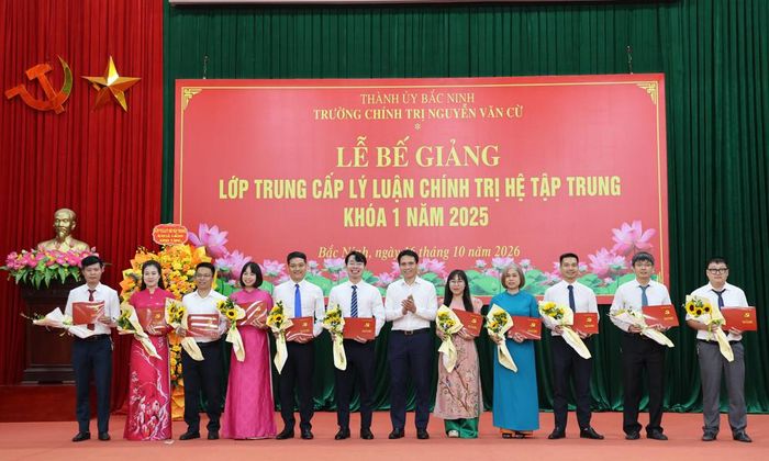 Các học viên nhận Bằng tốt nghiệp.