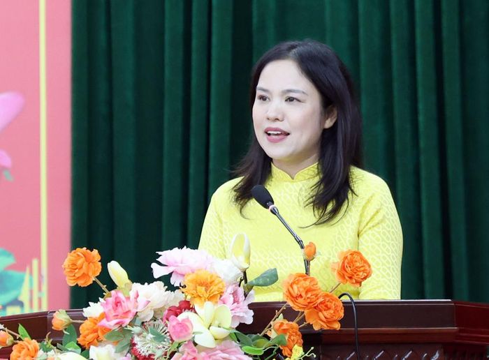 Đồng chí Nguyễn Thị Kim Dung, Hiệu trưởng nhà trường phát biểu tại lễ bế giảng khóa học.