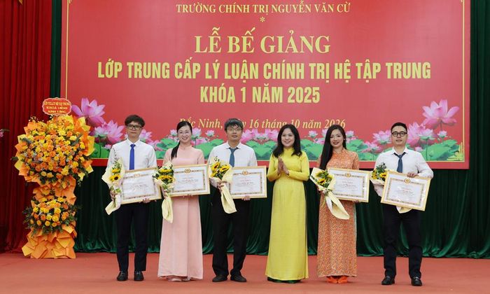 Đồng chí Nguyễn Thị Kim Dung, Hiệu trưởng nhà trường trao Giấy khen cho 5 học viên có thành tích xuất sắc.