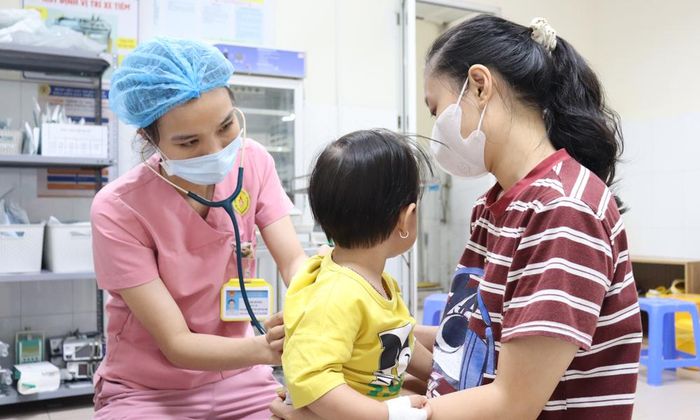  Bác sĩ khoa Bệnh nhiệt đới - Tiêu hóa Nhi (Bệnh viện Sản - Nhi Bắc Ninh số 2) khám cho bệnh nhi mắc cúm A.  