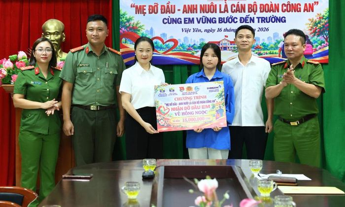 Các đại biểu trao kinh phí đỡ đầu cho em Vũ Hồng Ngọc.