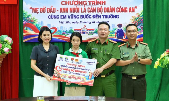 Các đại biểu trao kinh phí đỡ đầu cho em Nguyễn Thảo Nguyên.
