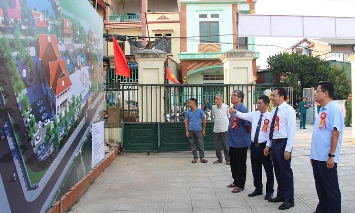  Các đại biểu tham quan phối cảnh dự án Nhà lưu niệm Chủ tịch Hồ Chí Minh. 