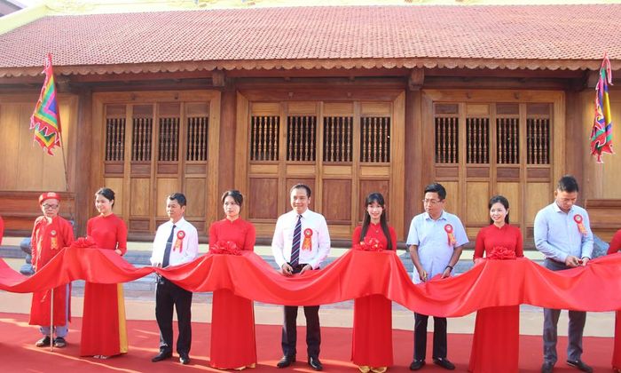  Phó Chủ tịch UBND thành phố Đào Thanh Trường và các đại biểu cắt băng khánh thành Đình Ngọc Tỉnh. 