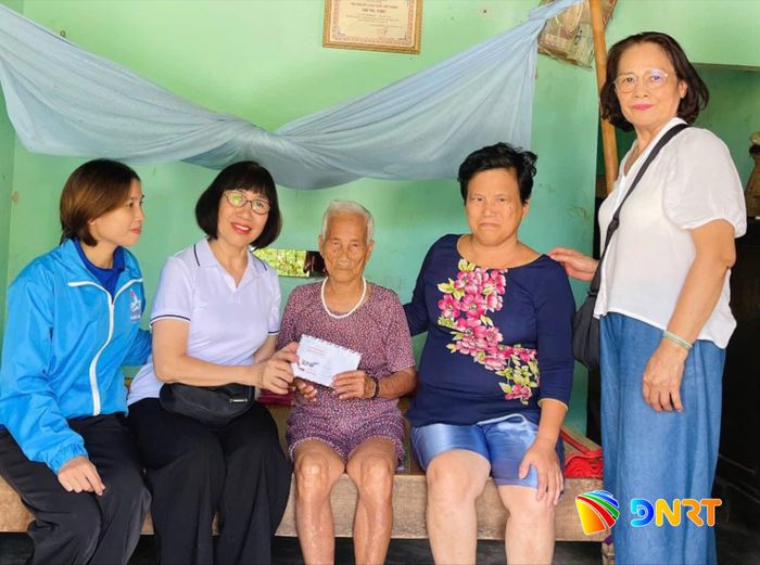 Đoàn xã Quế Sơn Trung phối hợp nhóm Thiện nguyện Chân Tâm trao quà cho người cao tuổi có hoàn cảnh khó khăn. Ảnh: ĐVCC
