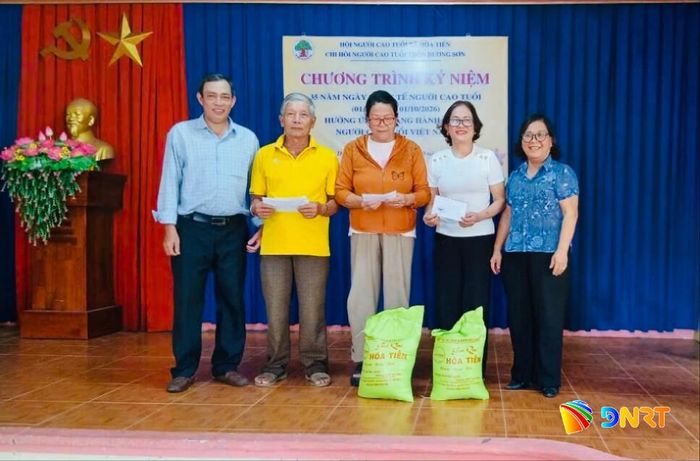 Người cao tuổi có hoàn cảnh khó khăn tại xã Hòa Tiến được quan tâm, hỗ trợ từ nguồn vận động xã hội hóa. Ảnh: ĐVCC