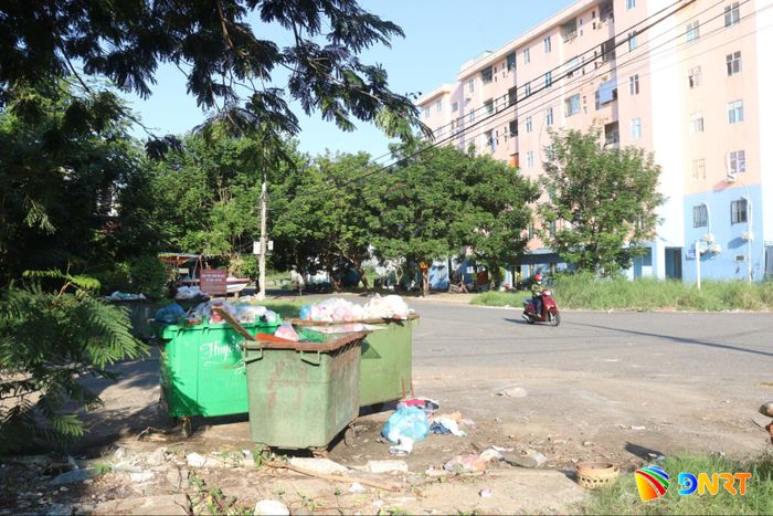 Điểm tập kết rác dưới lòng đường ở khu chung cư cuối đường Khúc Hạo, phường Sơn Trà. Ảnh: HOÀNG HIỆP