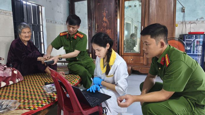 Tổ lấy mẫu lưu động cập nhật thông tin, lấy mẫu ADN tại nhà đối với những thân nhân không di chuyển được. Ảnh: HỒNG NĂM