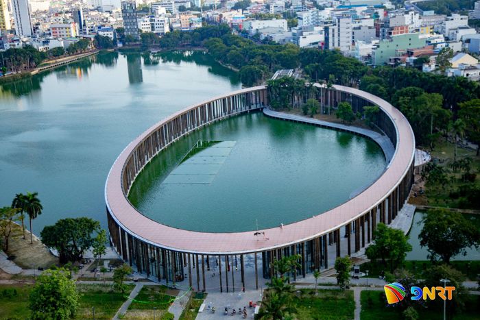 Ngắm nhìn Công viên 29 Tháng 3 và công trình "Chiếc nhẫn vì hòa bình" từ hướng khách sạn TUI SUNEO Đà Nẵng. Ảnh: BẢO LÂM
