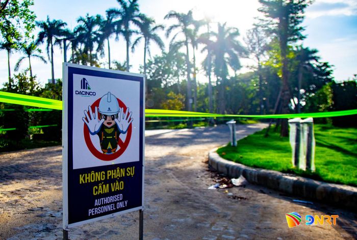 Dự án nâng cấp, cải tạo Công viên 29 Tháng 3 đang trong giai đoạn hoàn thiện, chưa mở cửa đón người dân và du khách. Đơn vị thi công khuyến cáo người dân không tự ý đi vào khu vực dự án nhằm bảo đảm an toàn, tránh dẫm phải các vật liệu, dụng cụ xây dựng tại công trường. Ảnh: BẢO LÂM