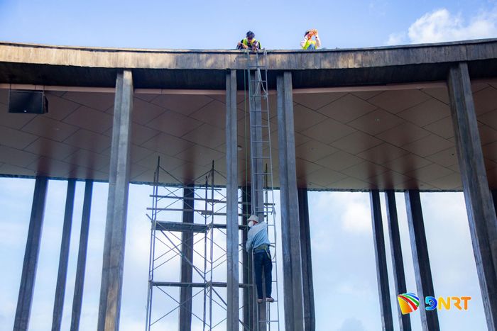 Tận dụng thời tiết khô ráo, các kỹ sư và công nhân tập trung thi công các hạng mục kết cấu quan trọng theo phương thức cuốn chiếu. Ảnh: BẢO LÂM