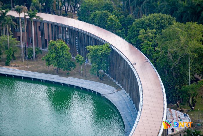 Công trình soi bóng trên mặt nước, tạo nên hình ảnh phản chiếu sinh động, làm nổi bật vẻ đẹp của kiến trúc giữa không gian thoáng đãng. Ảnh: BẢO LÂM